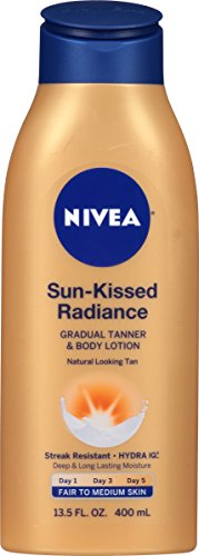 NIVEA sol besó resplandor Gradual Tanner y loción del cuerpo, justo a media piel, 13,5 onzas